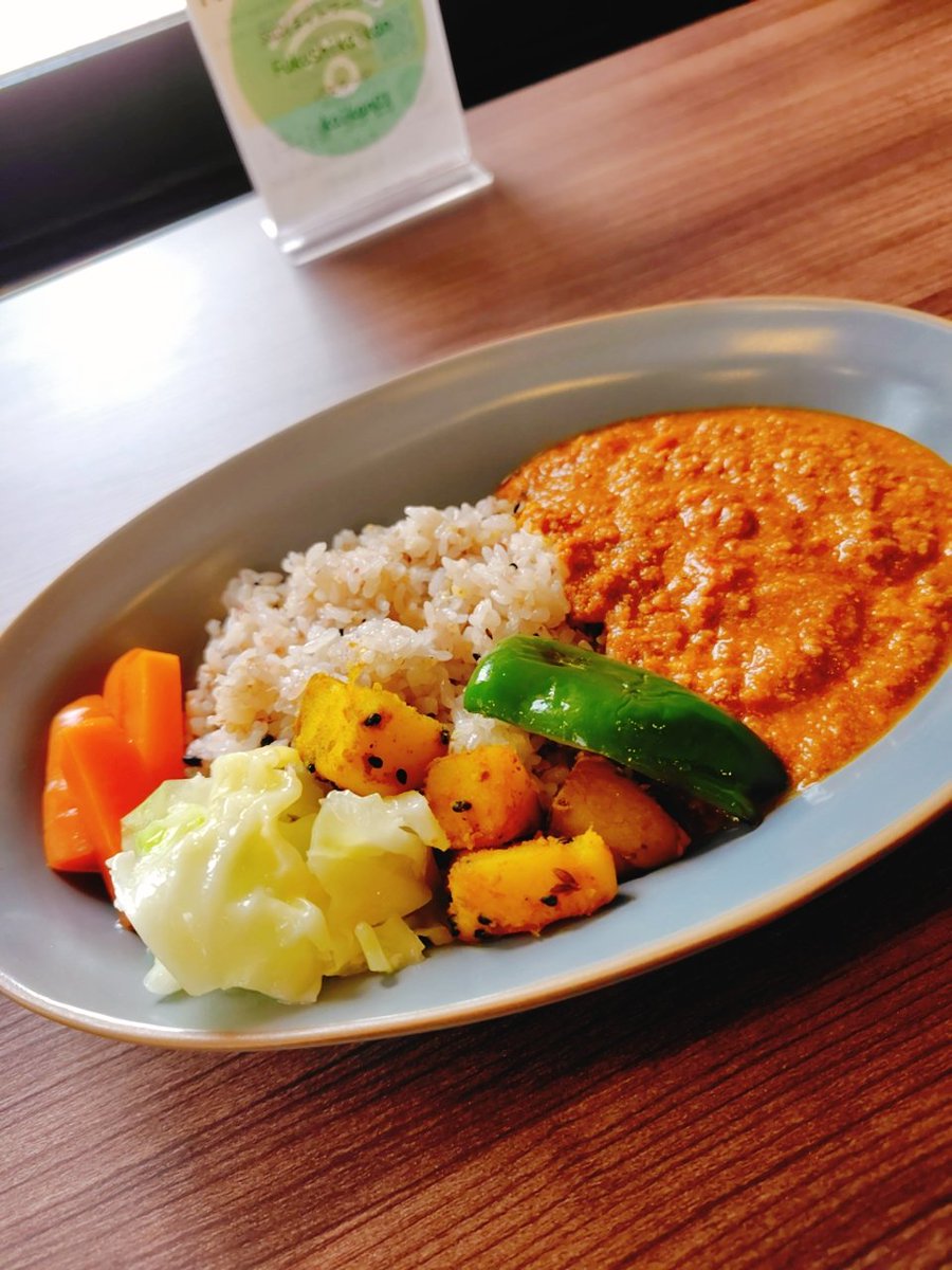 harry_kunitachi's tweet photo. 国立の喫茶室、喫茶わかばに行って来ました。

わかば特製カレー

わかば特製カレー

前回よりもちょっと美味しくなってました。
２年間の試行錯誤が見えました。 https://t.co/8VhcL9olrB