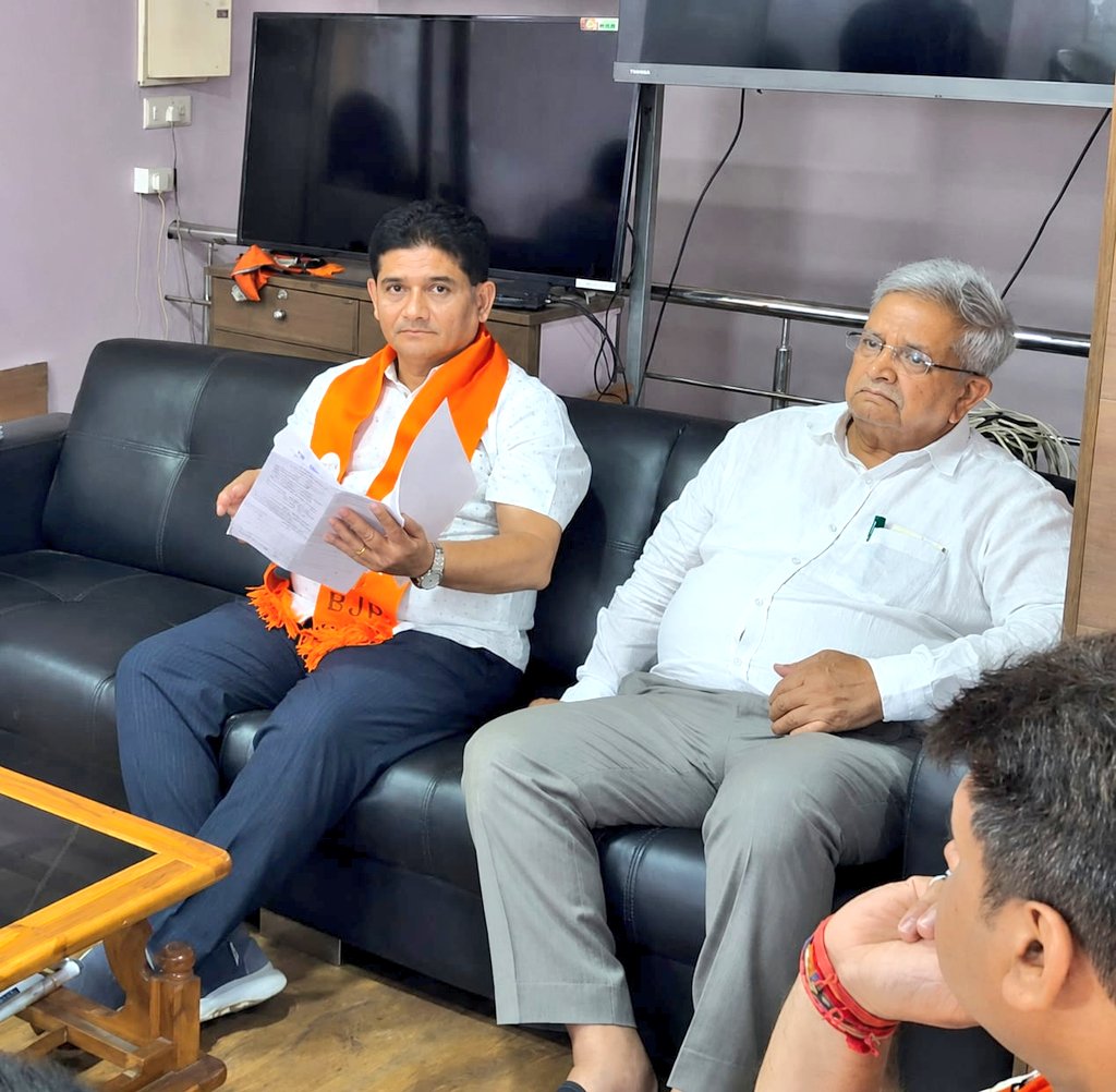 KanuDesai180's tweet photo. 🪷અવિરત 12 વર્ષ - વિકાસ, વિશ્વાસ અને જનકલ્યાણના🪷

આદરણીય પ્રધાનમંત્રીશ્રી @narendramodi જી ના દ્રષ્ટિવંત નેતૃત્વ હેઠળ કેન્દ્ર સરકારના સફળ અવિરત ૧૨ વર્ષ પૂર્ણ થવાના અનુસંધાને આગામી સમયમાં યોજાનાર કાર્યક્રમોના સફળ આયોજન અર્થે વલસાડ જિલ્લા ભાજપ કાર્યાલય કમલમ ખાતે આયોજિત બેઠકમાં ઉપસ્થિત રહી વિવિધ વિષયો પર ચર્ચા વિચારણા કરી. 

બેઠકમાં પ્રદેશ કાર્યક્રમ સહસંયોજક અને પૂર્વ મંત્રી શ્રી બ્રિજેશ મેરજા, જિલ્લા ભાજપ પ્રમુખ શ્રી હેમંતભાઈ કંસારા, પ્રદેશ ઉપપ્રમુખ અને ધારાસભ્ય શ્રી અરવિંદભાઈ પટેલ, વલસાડ જિલ્લા પ્રભારી શ્રી વિનયભાઈ શુક્લા અને જિલ્લા તથા તાલુકા ભાજપ સંગઠનના હોદ્દેદારો-આગેવાનો ઉપસ્થિત રહ્યા હતા.