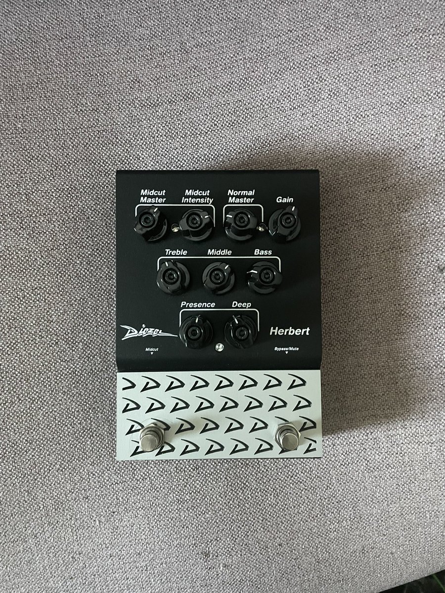 fattatsuya's tweet photo. Q:なんでハーバードのプリアンプ買ったの？
A:好きなバンドの先輩がディーゼル使ってるから。
あとスターベムズやる前の日高さんが一瞬使ってた気がするから！ https://t.co/YgUtTIaXCl