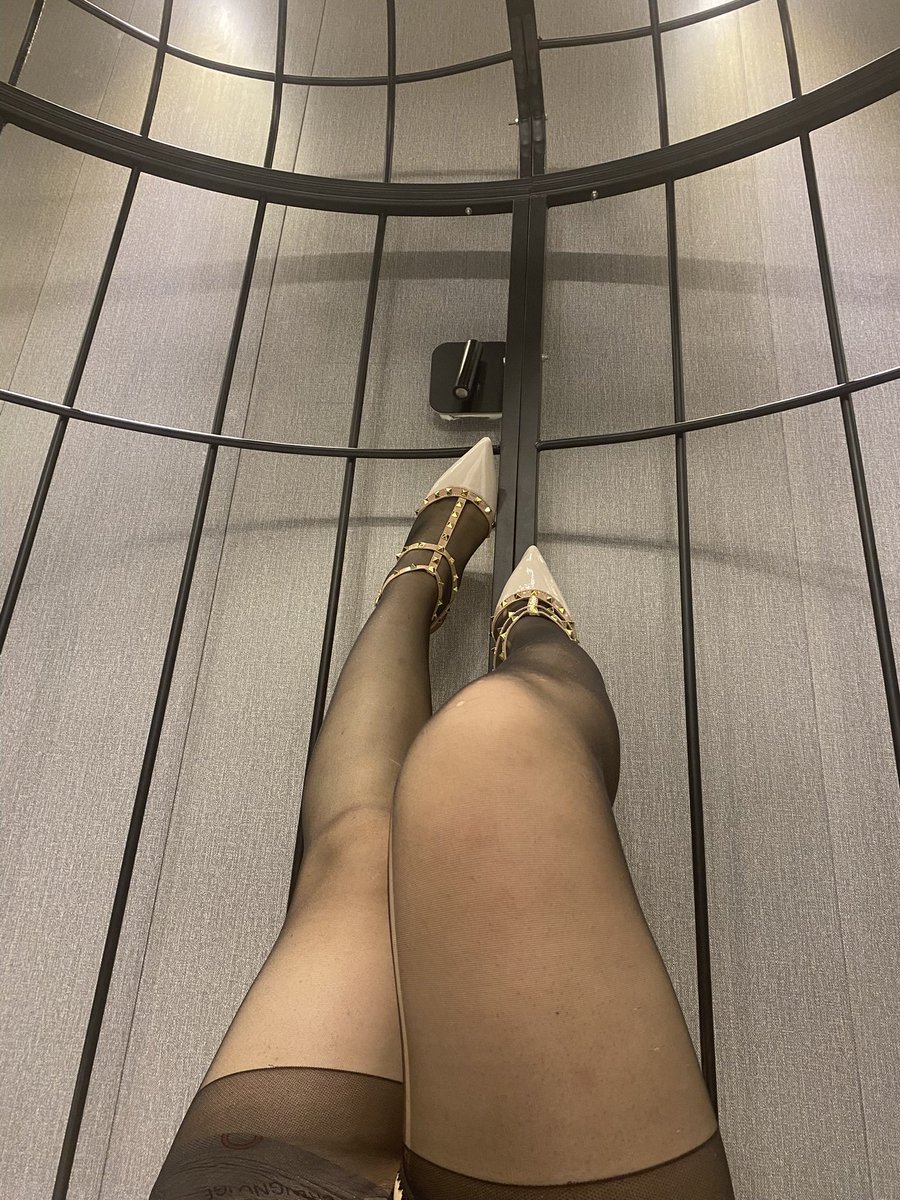 cd__iva's tweet photo. 不约儿童
#肉腿 #黑丝 #伪娘 #高跟鞋 #笼子 #情趣丝袜 https://t.co/YMIW3KMxlr