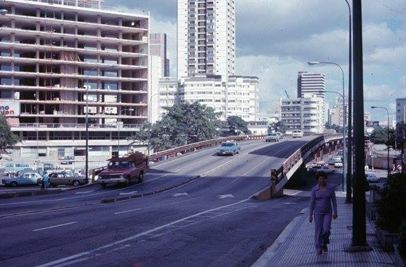 YosseCcs's tweet photo. Reconocen este elevado en la ciudad de Caracas? foto de 1980. https://t.co/MRHQhCQtr1