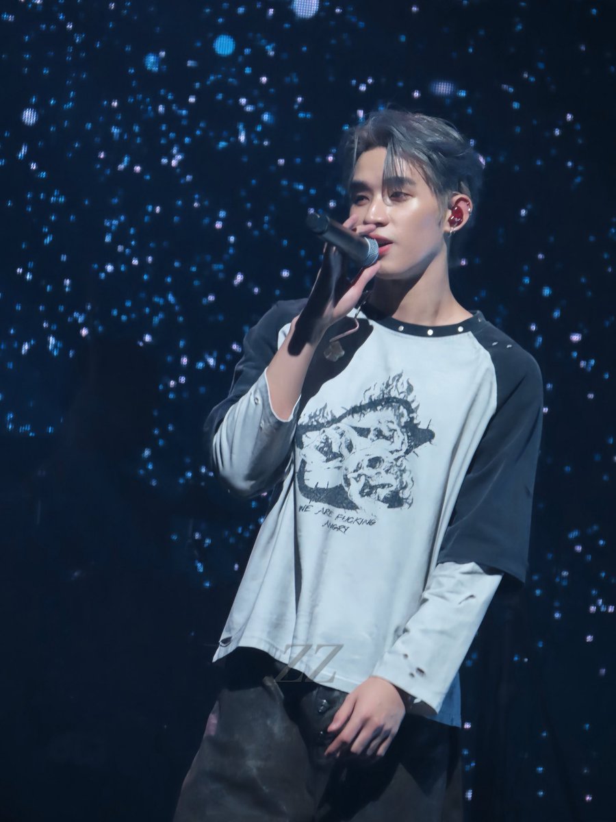 zzplog's tweet photo. You’re a shinning star ✨ 

@hongshihoshi03 
#hongshihoshi 
#GMMTVMUSICONSINGAPOREday2 https://t.co/4VIjfK6wQm
