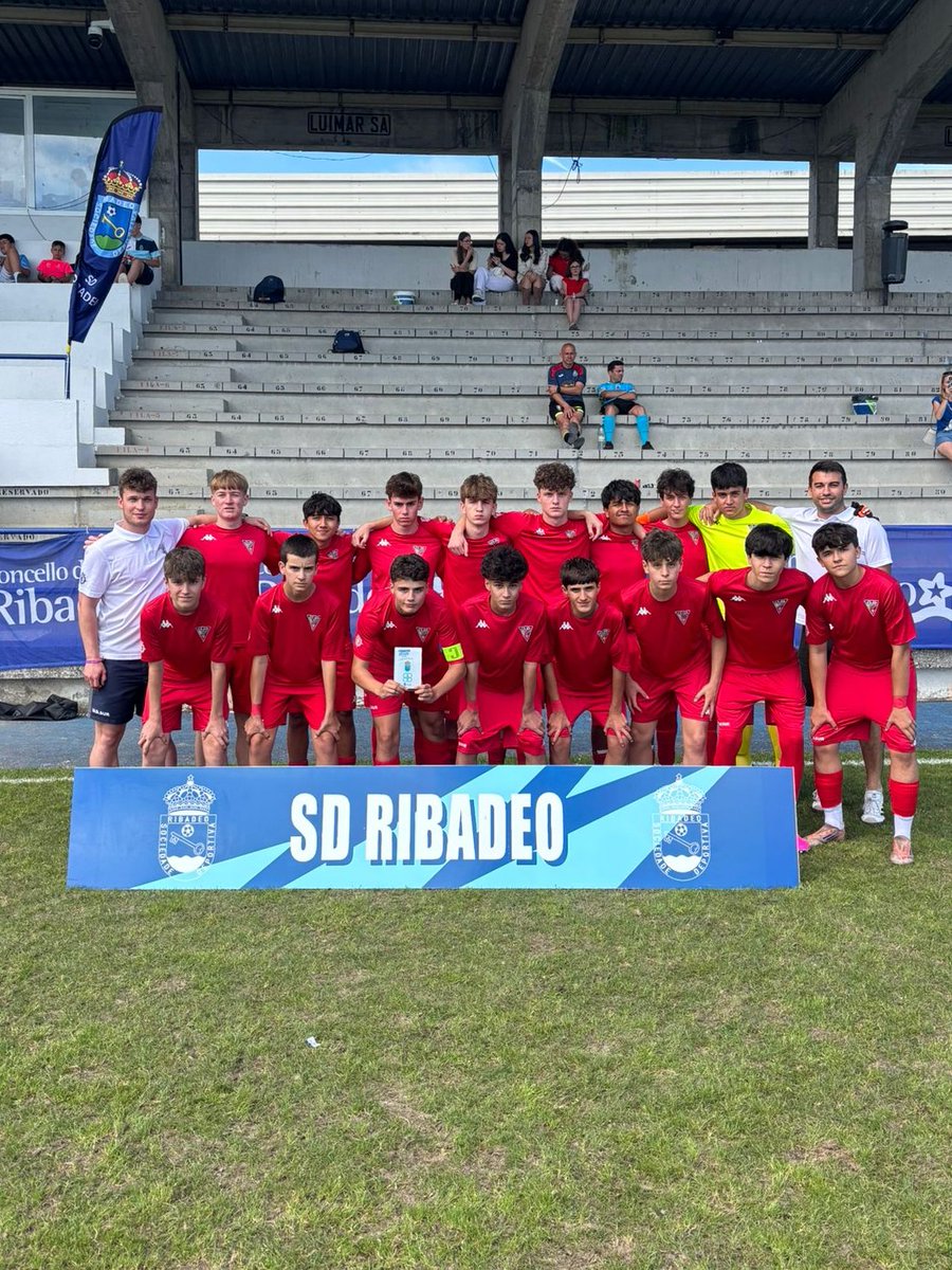 UDSurVa's tweet photo. Los chicos del Cadete Atco A cerraron la temporada en Ribadeo. Tras un buen arranque con dos victorias el sábado, los penaltis nos dejaban sin un mejor premio, pero la experiencia ha sido increíble. Grandes chicos https://t.co/ig0O6rXQDX