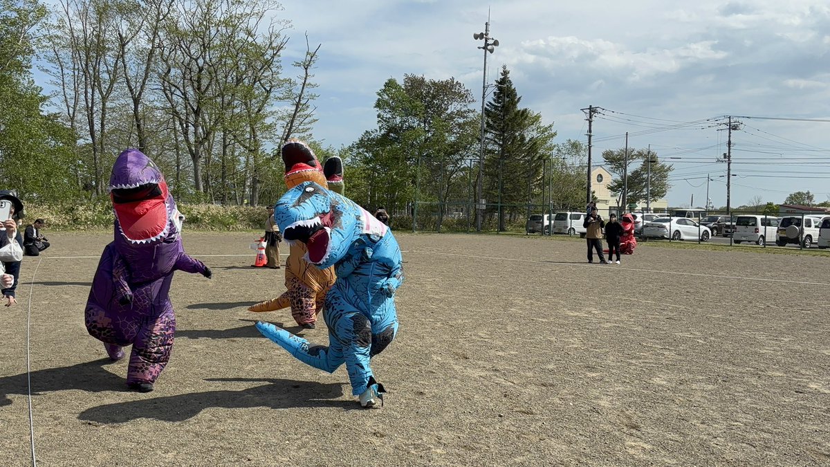 DinosaurBlueB's tweet photo. 昨日北海道浜中町で行われたティラノサウルスレースの様子です①
  #ティラ活  #ティラノ増えて嬉しい
 #ウーバーさんもいた  #浜中町 https://t.co/fW2Rpk7jRD