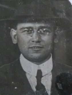 grupobarbaria's tweet photo. “Para nosotros la historia no la hacen los héroes: pero tampoco los traidores”.

—. Amadeo Bordiga. https://t.co/ZNcz8fsbnP