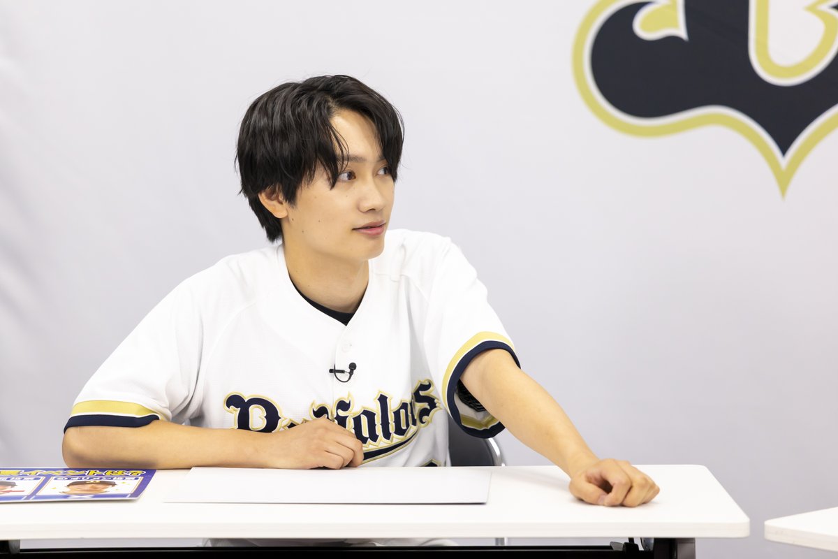kantele's tweet photo. きょう深夜0時20分からは
『#藤原丈一郎 の月刊！オリックスLOVER⚾️』

交流戦で盛り上がる京セラドーム大阪で
前回藤原さんの取材を基に作成した
「オリラバ新聞」を配りながら番組を宣伝📣
オリファンの皆さんの反応は…？

藤原さんのナレーションと共に
5月の戦いを振り返る＜丈熱！ハイライト＞も🔥

お楽しみに💙

#オリラバ