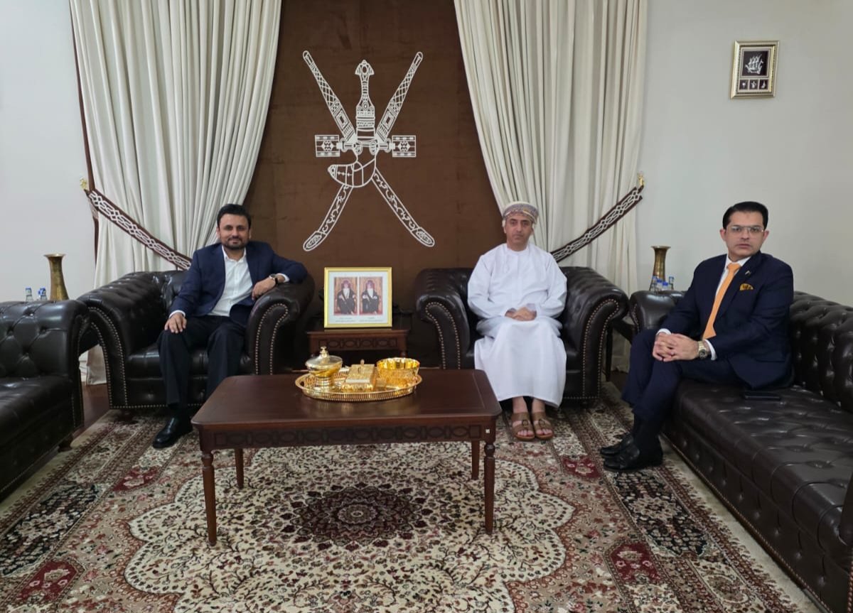 OmanConsulateKH's tweet photo. استقبل سعادة القنصل العام عميد السلك القنصلي م. سامي الخنجري، الفاضل حمزة تباني رئيس مجلس إدارة مجموعة تباني والفاضل Nauman Vohra نائب الرئيس الأول في شركة منتجات السيليكون وجرى خلال اللقاء بحث سبل تعزيز التعاون مع مؤسسات قطاع الأعمال بما يسهم في دعم العلاقات الاقتصادية والتجارية https://t.co/V975n4roIk