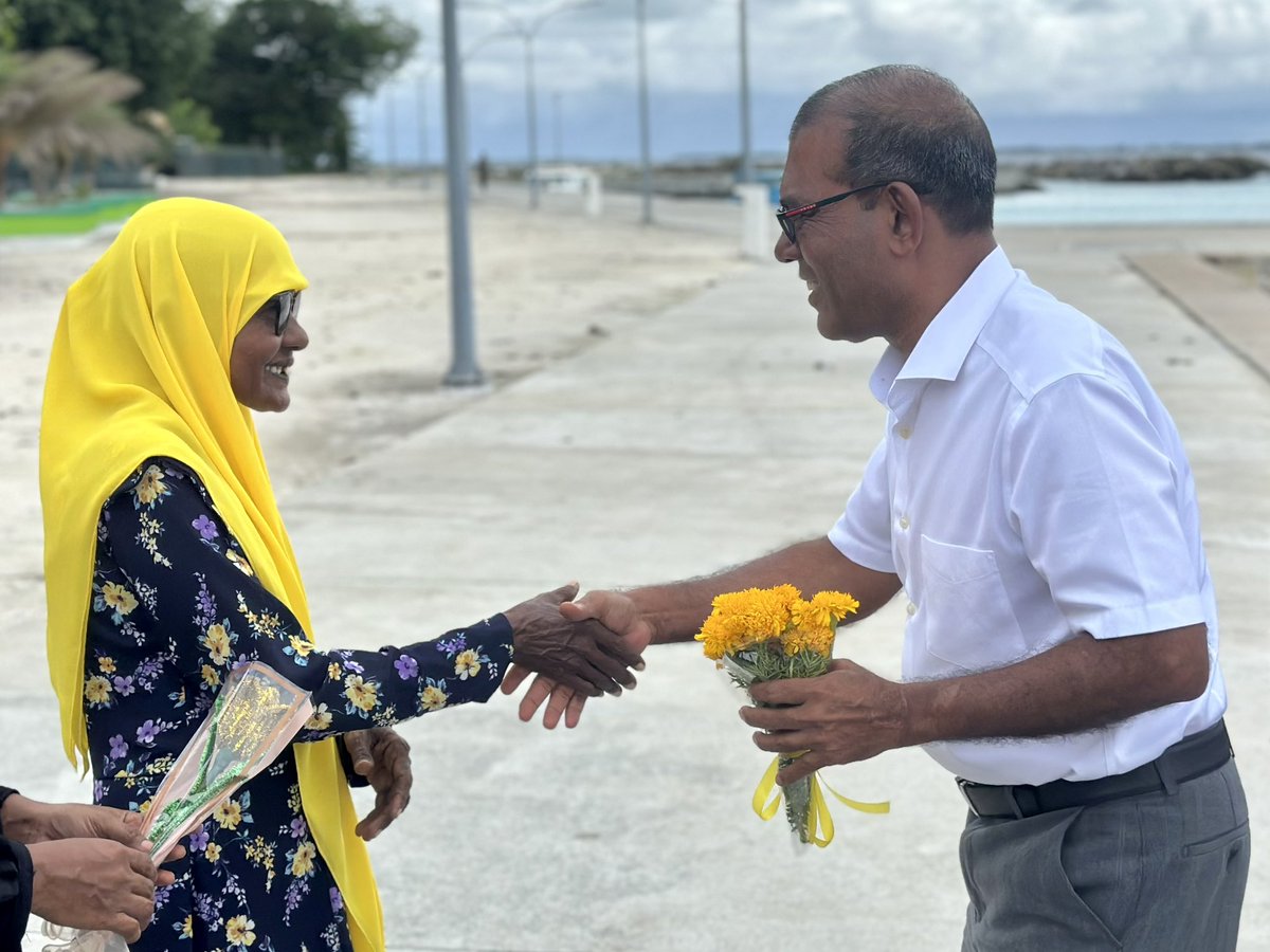 charly_thuthu's tweet photo. ރައީސް @MohamedNasheed އާއި އިދިކޮޅި ލީޑަރު @faya_i މުރައިދޫއަށް. ހޫނު މަރުހަބާއެއް 💛🌼

#BoduBadhalu 
#VoteAnni 
#AnniForChair https://t.co/7ZvEncp6d2