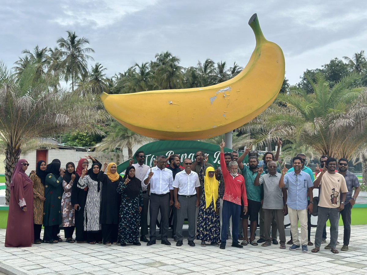 charly_thuthu's tweet photo. ރައީސް @MohamedNasheed އާއި އިދިކޮޅި ލީޑަރު @faya_i މުރައިދޫއަށް. ހޫނު މަރުހަބާއެއް 💛🌼

#BoduBadhalu 
#VoteAnni 
#AnniForChair https://t.co/7ZvEncp6d2