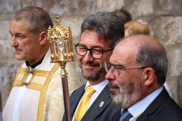 PINTOENFURECIDO's tweet photo. ¿QUE TAL LAS FIESTAS DEL  ̶S̶A̶L̶O̶M̶O̶N̶ CRISTO, DE RESAQUITA?

OS RECORDAMOS LOS MEJORES MOMENTOS EN ESTE TUIT:

-SALOMON HACIENDOSE FOTO EN SU SITIO FAVORITO (UN FOODTRUCK)
-SALOMON DANDO AL BOTON DE LA POLVORA
-SALOMON CON FRED EL MERCURIOS
-SALOMON EN PROCESION https://t.co/ygqINbihv6