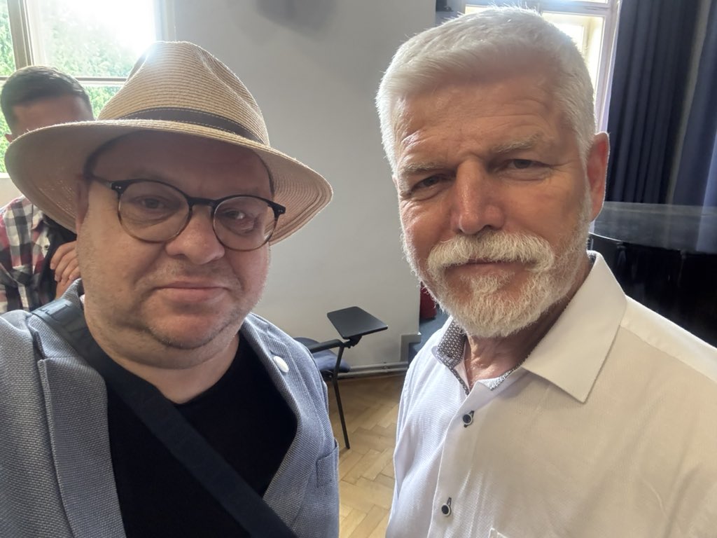 Europaeanus's tweet photo. Včera na festivalu Mezi ploty v pražských Bohnicích to bylo fajn. Náš deník FORUM 24 je hrdým mediálním partnerem této bohulibé akce, již tentokrát navštívili i český prezident Petr Pavel a slovenská exprezidentka Zuzana Čaputová.🍀 https://t.co/h6bXYZ4MxB