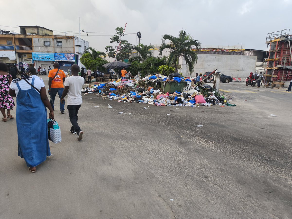 JackReacherdeX's tweet photo. Bonjour, Abidjan est SAAAAAAAAALE.

Photo prise ce matin 1er Juin 2026 non loin de la Gare Intercity à Treichville. 

Et dites-vous qu'à moins de 100 m, il y a des coins de restauration. 

Bref, ne nous étonnons pas en cas d'épidémie de choléra et de fièvre typhoïde. https://t.co/qL4yh9oT8P