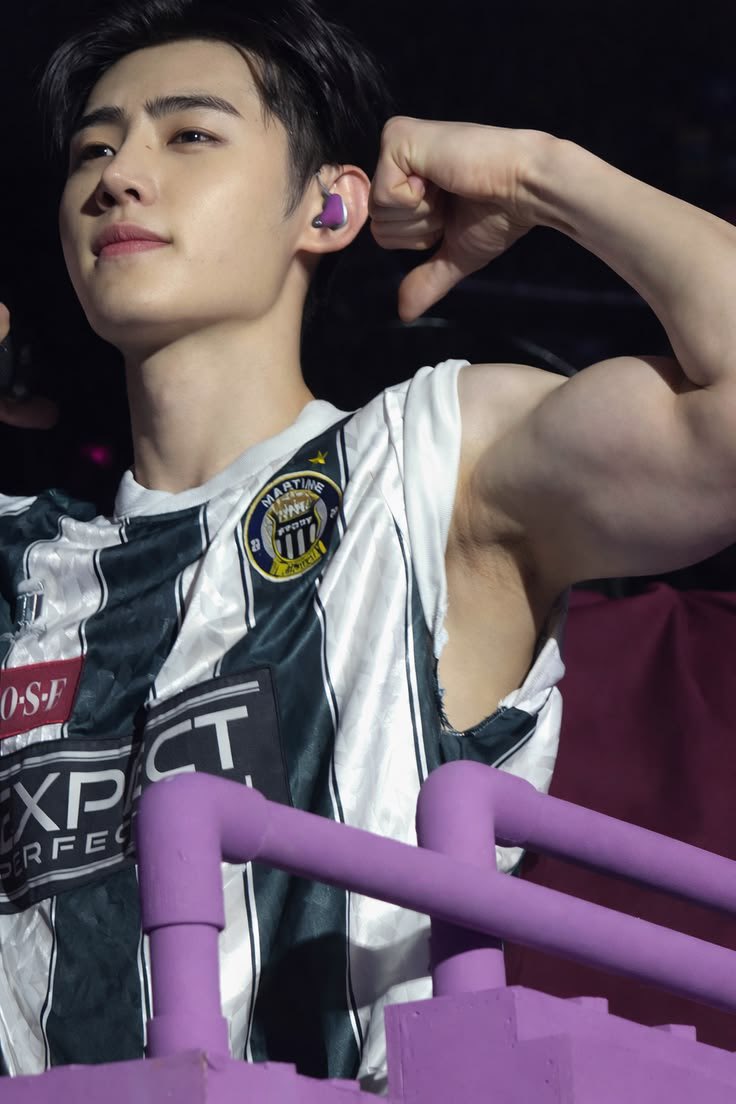 yeonjunkanmq's tweet photo. some people pray to a god, I pray to sunghoons armpits https://t.co/hMvDtGSAry