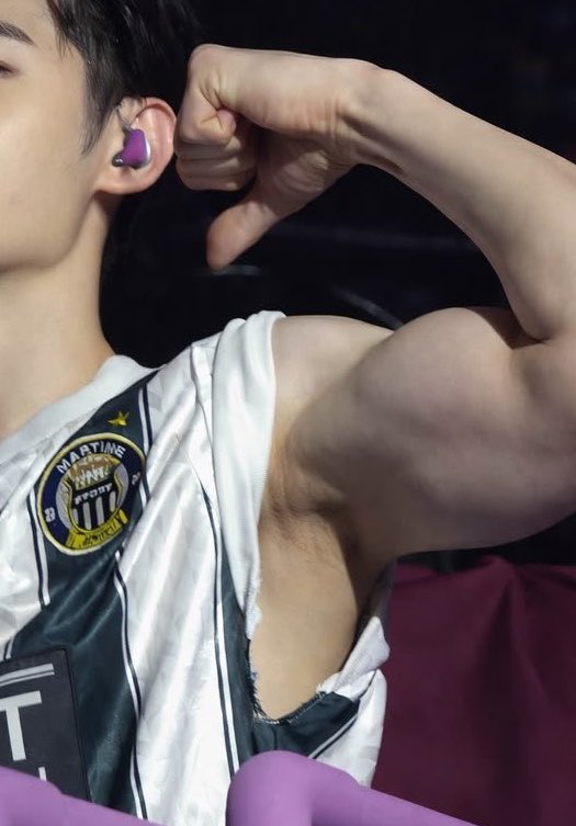 yeonjunkanmq's tweet photo. some people pray to a god, I pray to sunghoons armpits https://t.co/hMvDtGSAry