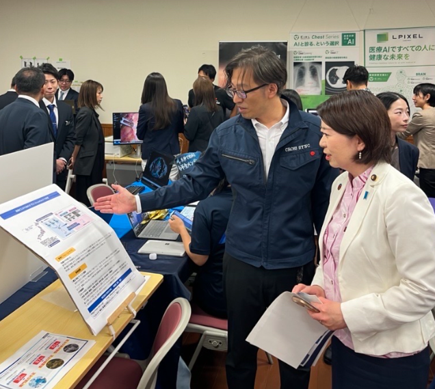 crosssync_crs's tweet photo. 先週金曜5/29に自由民主党本部において行われたAI医療機器展示会において、弊社商品の紹介を行ってきました。  

 議員の皆様にも、弊社ソリューションを知っていただき、遠隔ICUをはじめとした持続可能な医療体制に貢献できるよう、引き続き邁進してまいります。 https://t.co/sbjmfzrOy8