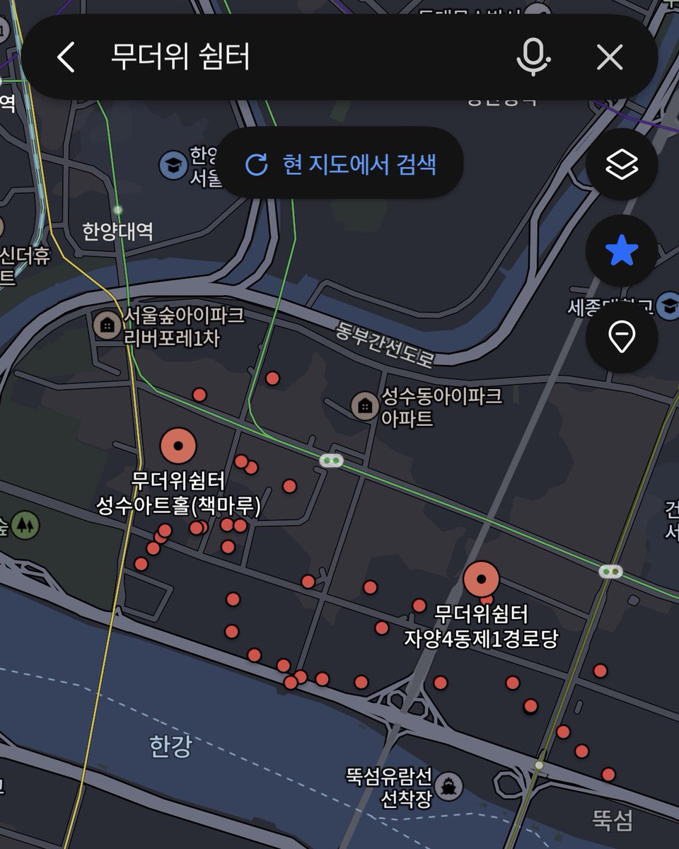 Eveniffen's tweet photo. 【夏の韓国旅行、暑すぎて休む場所がない時】

韓国旅行中、暑すぎて少しだけ座りたいのに、入れる場所がカフェかショッピングモールしかない…となったことありませんか？

特に夏の聖水、弘大、明洞、江南は、歩いているだけで本当に体力を削られます。しかも人気エリアのカフェは混んでいることが多く、ただ少し休みたいだけなのに、席を探して、注文して、また歩くことになる時があります。

そんな時は、Naverマップで「무더위 쉼터」と検索してみてください。‼️

ポイントは「休憩所」ではなく、「무더위 쉼터」と入力することです。韓国語で、暑さを避けるための休憩場所という意味です。

旅行者が比較的使いやすいのは、銀行と行政福祉センター 행정복지센터 です。中でも個人的におすすめなのは銀行です。

行政福祉センターも使えますが、旅行中に少し涼みたいだけなら、銀行の方が入りやすいことが多いです。銀行はソファ席が多く、空間も広めで、比較的きれいで静かな店舗が多いからです。

韓国では夏の間、一部の銀行が公式に 무더위 쉼터 として開放されています。取引しているお客さんじゃなくても、暑さを避けるために少し中で涼むことができます。

銀行の 무더위 쉼터 は、冷房がしっかり効いていて、ウォーターサーバーと紙コップが無料で置いてあるところも多いです。店舗によっては、座りやすいソファ席がたくさんあるので、暑さで疲れた時にかなり助かります。

目安は平日09:00〜16:00くらいです。

行政福祉センターも 무더위 쉼터 として出てくることがありますが、旅行者目線では、まず銀行を探す方が使いやすいと思います。

ただし、銀行も行政福祉センターも長時間くつろぐ場所というより、暑すぎる時に少し涼むための場所くらいに考えると使いやすいです。

夏の韓国旅行では、トイレ探しと同じくらい、暑さから逃げられる場所を知っておくと安心です。

韓国旅行前に「개방화장실」と「무더위 쉼터」、この2つは覚えておくとかなり助かります。

保存して、夏の韓国旅行前に見返してください。‼️

← 弘大入口周辺の「무더위 쉼터」検索結果

聖水洞周辺の「무더위 쉼터」検索結果 —>