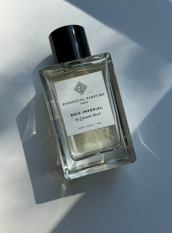 JasminCommerce's tweet photo. اگه دنبال یه عطر مردونه، چوبی، خوش‌قیمت، پربازخورد، موندگار، با پخش بوی خوب، چهارفصل، همه‌پسند، کم‌ریسک، خاص، خوش‌ساخت، باکیفیت، متوازن و ساخته شده توسط یه عطار کاربلد می‌گردین... 

این عطر Bois Impérial از Essential Parfums رو حتما تست کنید. این همون چیزیه که دنبالشین. https://t.co/YVAeahsCha