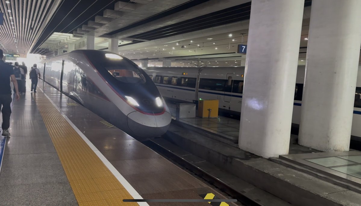 285taina's tweet photo. 広州南🇨🇳→香港西九龍🇭🇰
高速鉄道にて中国内地を離れ香港へ！

最速47分で香港まで行けるの速すぎて感動。
香港ついたら即空港へ移動
ビクトリアサーバーの景色を見て一瞬だけ観光！ https://t.co/0bwsG0QwOY