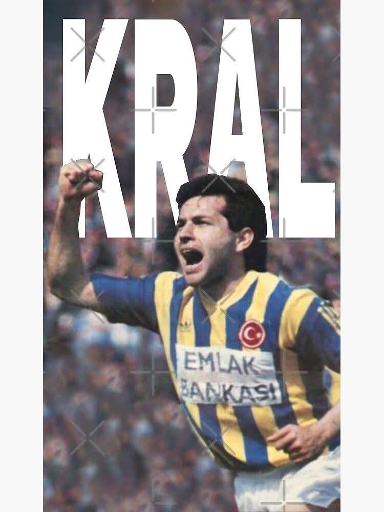 KaptanGalip's tweet photo. Aykut Kocaman,

bu formanın sadece bir futbolcusu ya da teknik direktörü değil;

🔹️Karakteriyle,

🔸️Duruşuyla,

🔹️Aidiyetiyle yaşayan bir efsanesidir.

Kazandığı kupalardan çok,

Fenerbahçe’ye kattığı değerlerle hatırlanacaktır.

Yıllar geçse de adı saygıyla anılacak,

bu formanın şerefiyle daima efsanesi olarak kalacaktır.

Aykut Kocaman,

sonsuza dek Fenerbahçe tarihinin en özel isimlerinden biridir.