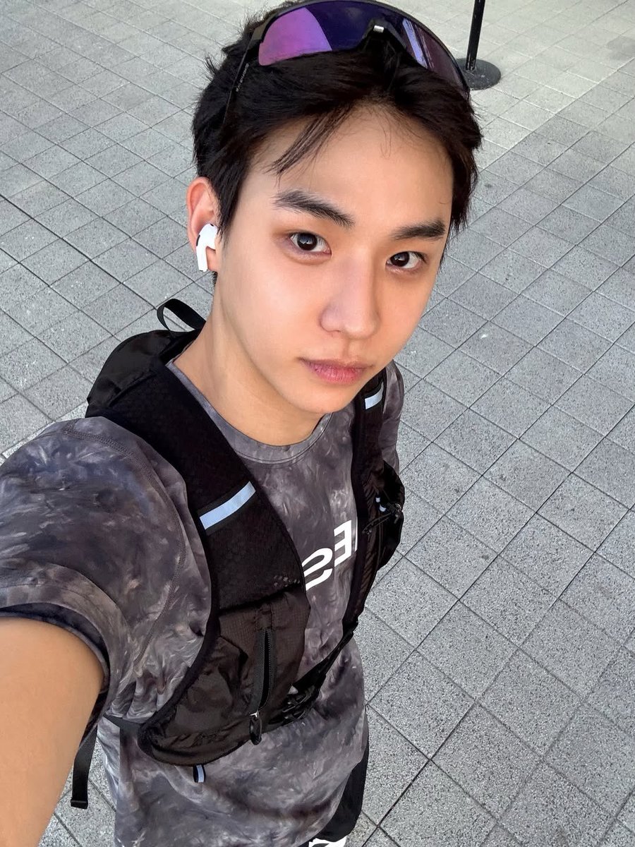 Bluediary234's tweet photo. [IG20260601] - “👟”

Bạn có biết Thủ khoa môn Văn khi đối diện với vẻ đẹp này cũng phải gác bút không?
Mình đến ghen tị với cả tia nắng chiếu lên gương mặt bạn đó Song Jaewon 😭

#SONGJAEWON #송재원 #KiDo #키도 https://t.co/iWdAenUAmn