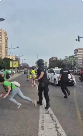 MaiteMNa's tweet photo. La maestra agredida por la policía:68 años,jubilada, rotura tabique nasal y puntos en la cara
Su sobrino "Cuando he ido a auxiliarla,me ha dicho apártate que te voy a reventar"
"golpear a quien defiende la escuela pública es cruzar una línea roja que nunca debería ser traspasada" https://t.co/PZX8JBZAwo