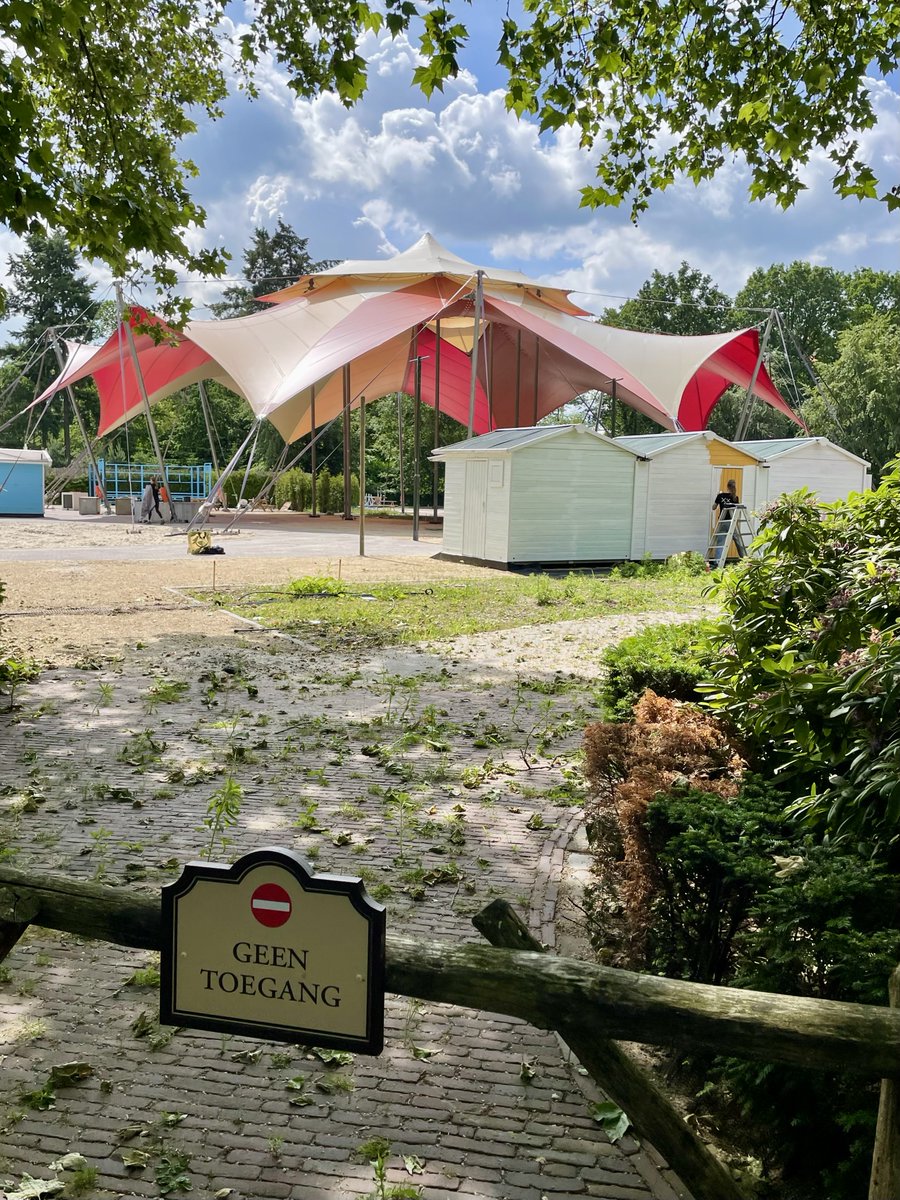 parkplanet's tweet photo. De al veelbesproken tent op de Zomerweide van de #Efteling is niet zomaar ‘een tentje’. Het tijdelijke bouwwerk is gigantisch groot. 🎪 https://t.co/l8zuBxi56R
