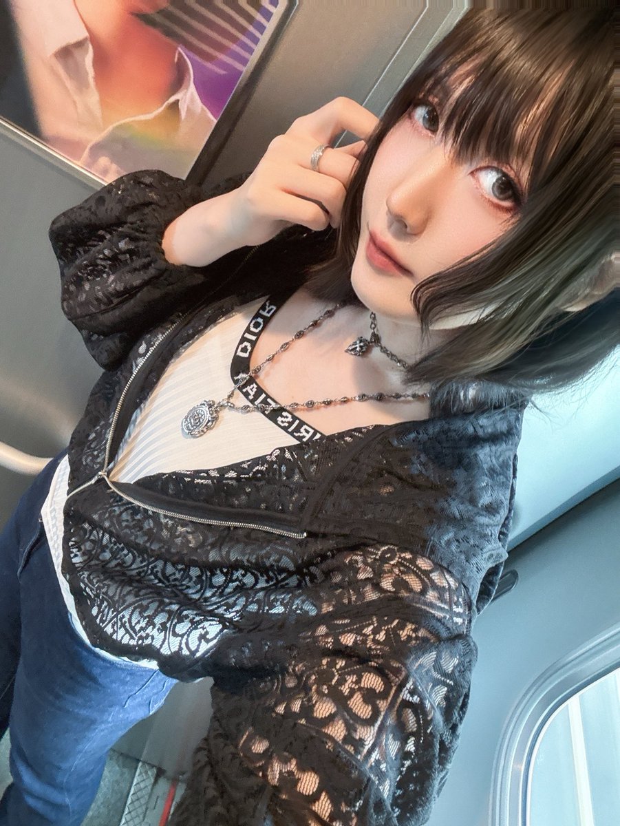 MiiMinamino's tweet photo. CRF豊胸を受けてからしばらく経ったので記録。

サイズ変化はもちろんなんだけど、個人的には服を着た時のシルエットの変化が一番嬉しいかも。

施術前に心配してたことと実際の感覚にも結構違いがあったので、その辺もちょっとまとめてみようかな。

気になることあったらリプでも聞いてね。
答えられる範囲でなんでもお話するよ。
初めましてさんも気軽に声掛けてね🙌

📸術前(1枚目)→(2,3枚目)術後