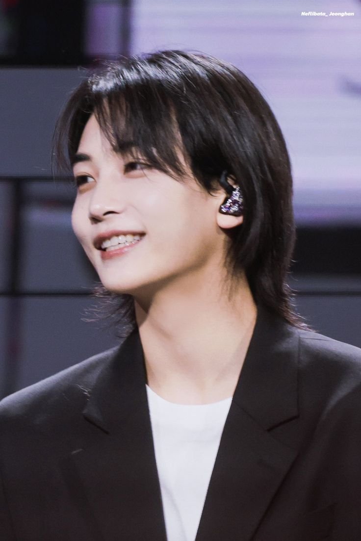 jeonzhan's tweet photo. @parkjihux @ruangmonokrom ᅠ
“Di sana, ada @Keknho yang siap menjaga segala jenis kendaraan teman-teman. Baik itu motor, mobil, sepeda, atau mungkin kalau ada yang bawa kuda atau helikopter pribadi pun, tenang aja, dijamin pasti aman di sana.” Jevan terkekeh ringan, membuat suasana sedikit lebih cair.
ᅠ https://t.co/m04TjrEdU9