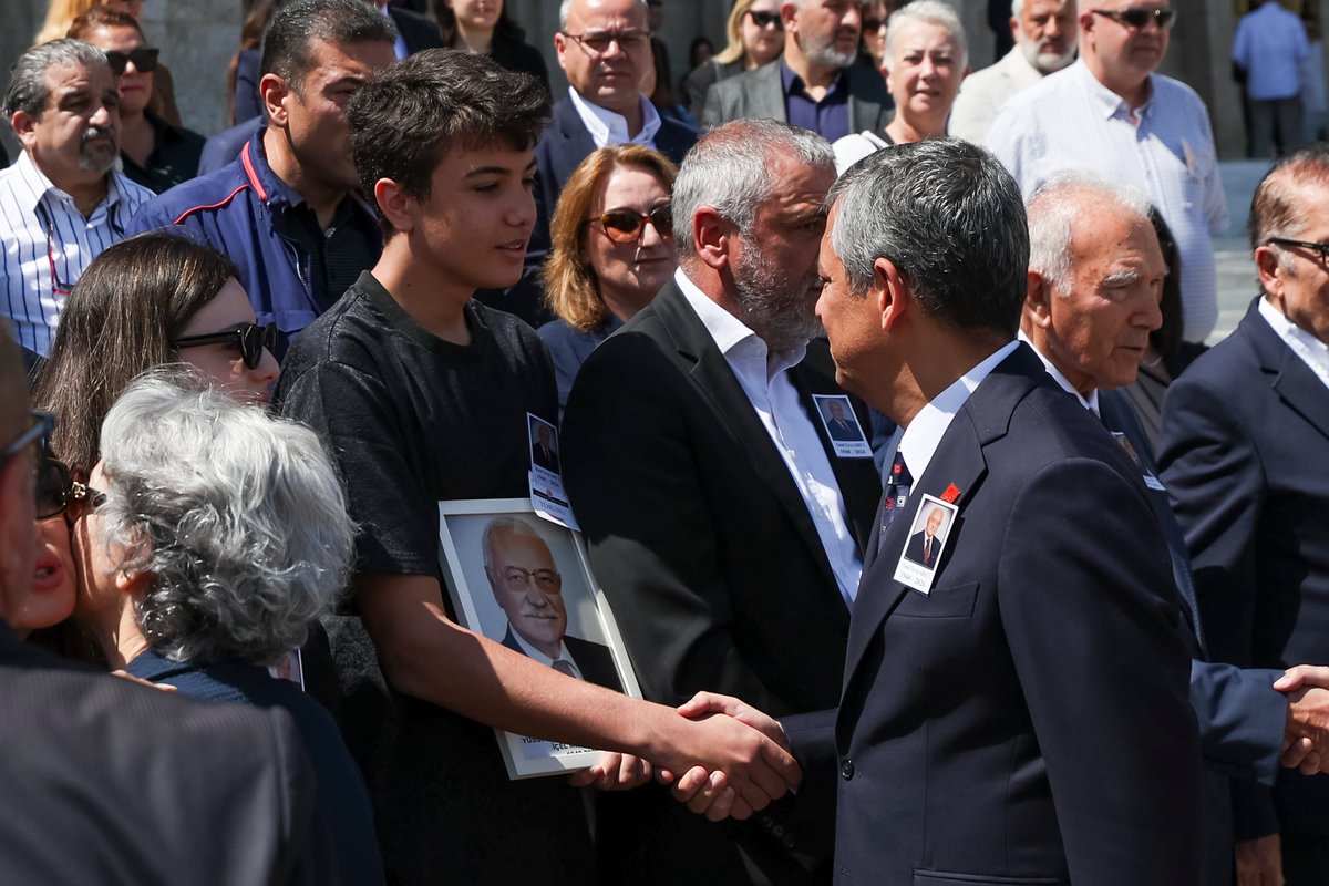 YeniPartiFoto's tweet photo. Cumhuriyet Halk Partisi lideri Özgür Özel, TBMM’de 20. Dönem Mersin Milletvekili Yusuf Fevzi Arıcı’nın cenaze törenine katıldı. CHP lideri Özel törenin ardından gazetecilerin sorularını yanıtladı. https://t.co/MzqOdMBHf0
