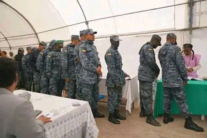 AndualemAD's tweet photo. ሰራዊቱ መራጭ ሆነ አይ የጉድ ሀገር አሉ🤔 በርግጥ ህዝብ አልመረጠውም፣  በነዚህ እኳን ይመረጥ እንጅ🤣 ጎበዝ ይህን ፎቶ በደንብ አሰራጩት አለም ይየው ጉዳቸውን 
Daily Facts https://t.co/KiVLuqWSc5
