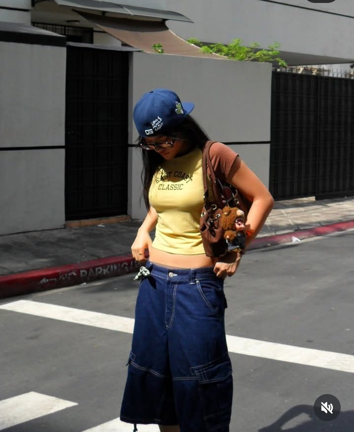 Donotdisturbb12's tweet photo. Omg the workout is paying off,the flat tummy. Very soon rainah would be wearing crop top, showing those abs😌😮‍💨🫣
#RainCelmar https://t.co/CjMjxchO64