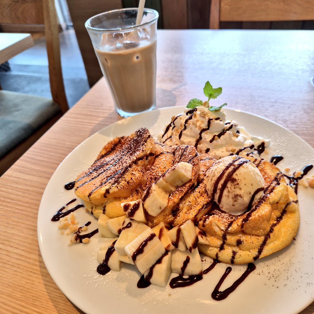 BiPansy's tweet photo. 胃腸炎から回復したので、食べたいもの食べる！

パン��ーキ＆アイスカフェラテ！
(ﾟдﾟ)ｳﾏｰ!! https://t.co/BgZeng91CJ
