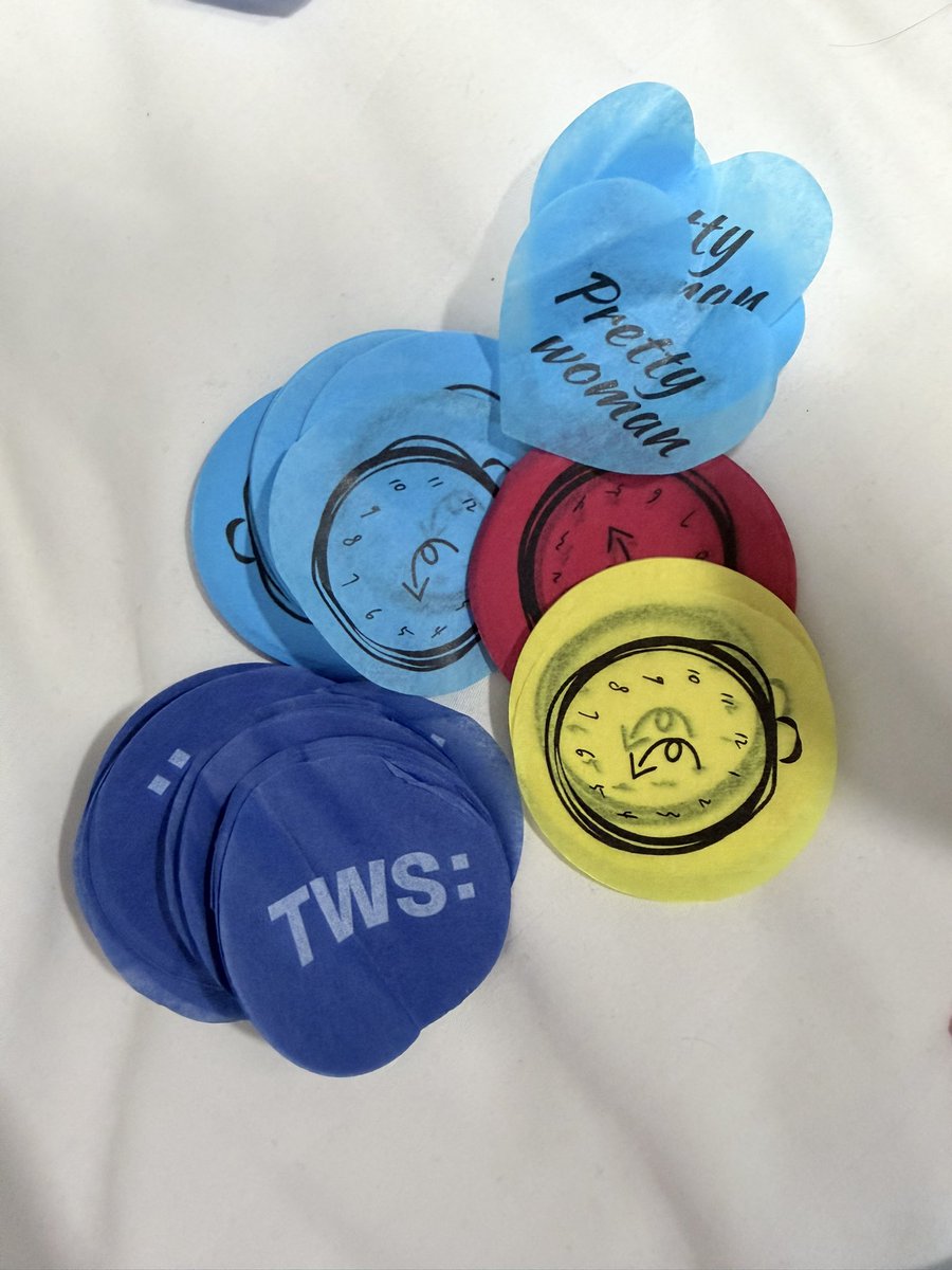 vminsoul's tweet photo. Anyone want cxm and tws confetti can meet me at the airport later~ 

#CxMinMALAYSIA #CxMbalikMALAYSIA
#ASIATOPMUSICFESTIVAL #TWSINMALAYSIA #TWS #CXM https://t.co/JpeFUTd9LT