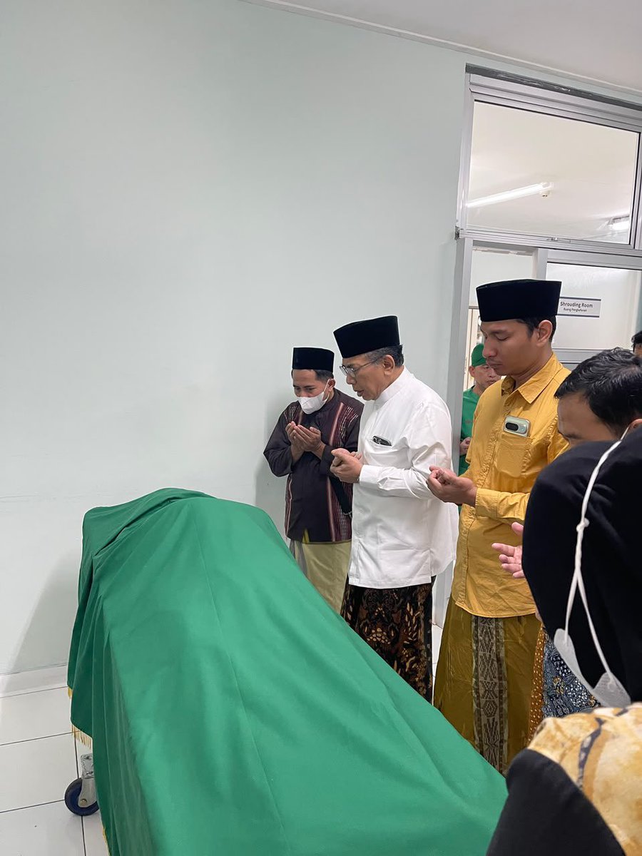 YahyaCStaquf's tweet photo. Saya mengenal Kiai Adib sudah seperti orangtua saya sendiri. Beliau, berikut Keluarga Besar Buntet, berkarib baik dengan keluarga kecil kami di Leteh. 

Hal ini sudah terwarisi sejak lama, sejak era eyang kami, Simbah KH Bisri Mustofa dan Simbah Kiai Abbas Buntet, ditandai dengan pertempuran 10 November di Surabaya, dimana Kiai Abbas sempat singgah sejenak di Leteh. Rabithah ini terus bersambung erat hattal ‘ān. 

Maka ketika terakhir kali sowan Kiai Adib di Buntet awal Mei yang lalu, saya seperti pulang ke rumah. 

Beliau figur kiai yang sudah mewakafkan diri untuk jam’iyah dan jamaah meski dalam kondisi tubuh yang bahkan masih melawan sakit. Semoga khidmah dan perjuangan KH Adib Rafiuddin Izza diterima di sisi Allah Subhanahu wa Ta’alla. Amīn yā rabbal’ālamīn. 

Sugeng tindak kiai. Swargi langgeng kiai. 💐

اللَّهُمَّ اجْعَلْ قَبْرَهُ رَوْضَةً مِنْ رِيَاضِ الجَنَّةِ، وَلاَ تَجْعَلْ قَبْرَهُ حُفْرَةً مِنْ حُفَرِ النَّارِ