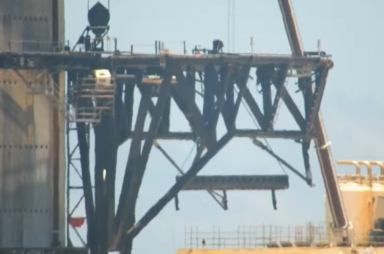 _Testflight_'s tweet photo. Sorry if this is a bit late, but both landing rails have been removed from the OLIT-3 chocksticks ahead of possible replacement or refurbishment following starship flight 12 https://t.co/xIaJyDYkYt