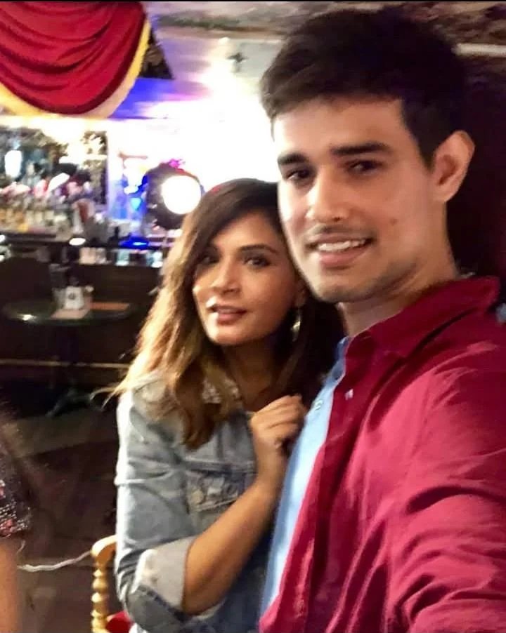 Imdead108_ybc's tweet photo. Dhruv Rathee with his Gf Fatima Sayyed way back in 2017 when he had just started his youtube carrer

This pic is from 2017 long before he got engaged to his wife Julie in 2020, They later got married according to the Christian and Hindu ceremonies in 21 and 22. https://t.co/Lc9KyUFswK