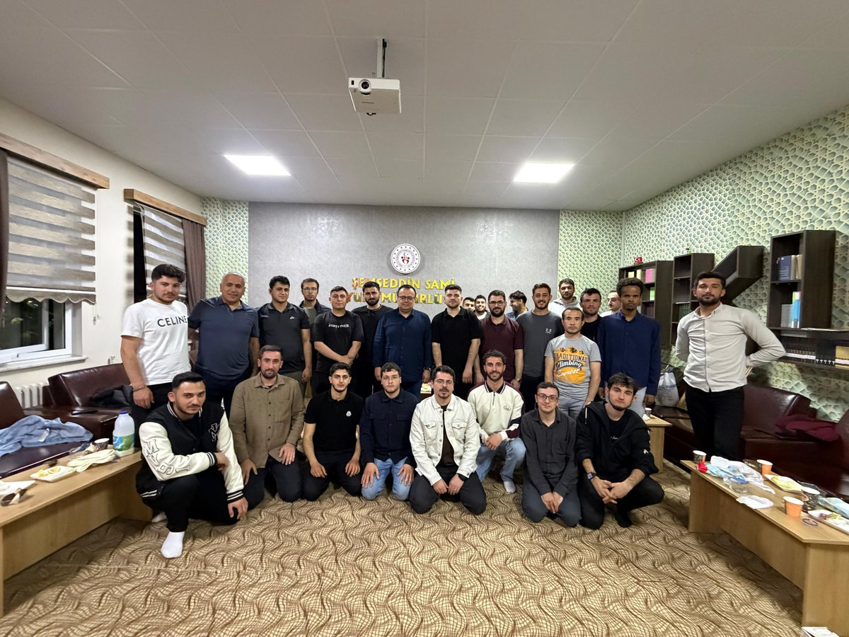 GSB_Kirklareli's tweet photo. 📍 Şemseddin Sami Yurdu 

İstanbul'un Fethinin 573. Yıl dönümü vesilesiyle Kırklareli Üniversitesi öğretim üyesi Dr. Mehmet Bilal YAMAK' ın katılımıyla Fetih ruhunun anlatıldığı program yapıldı. Programa Şemseddin Sami ve Kırklareli yurdu öğrencileri katıldı.
@OA_BAK https://t.co/Qq4OG3JG54