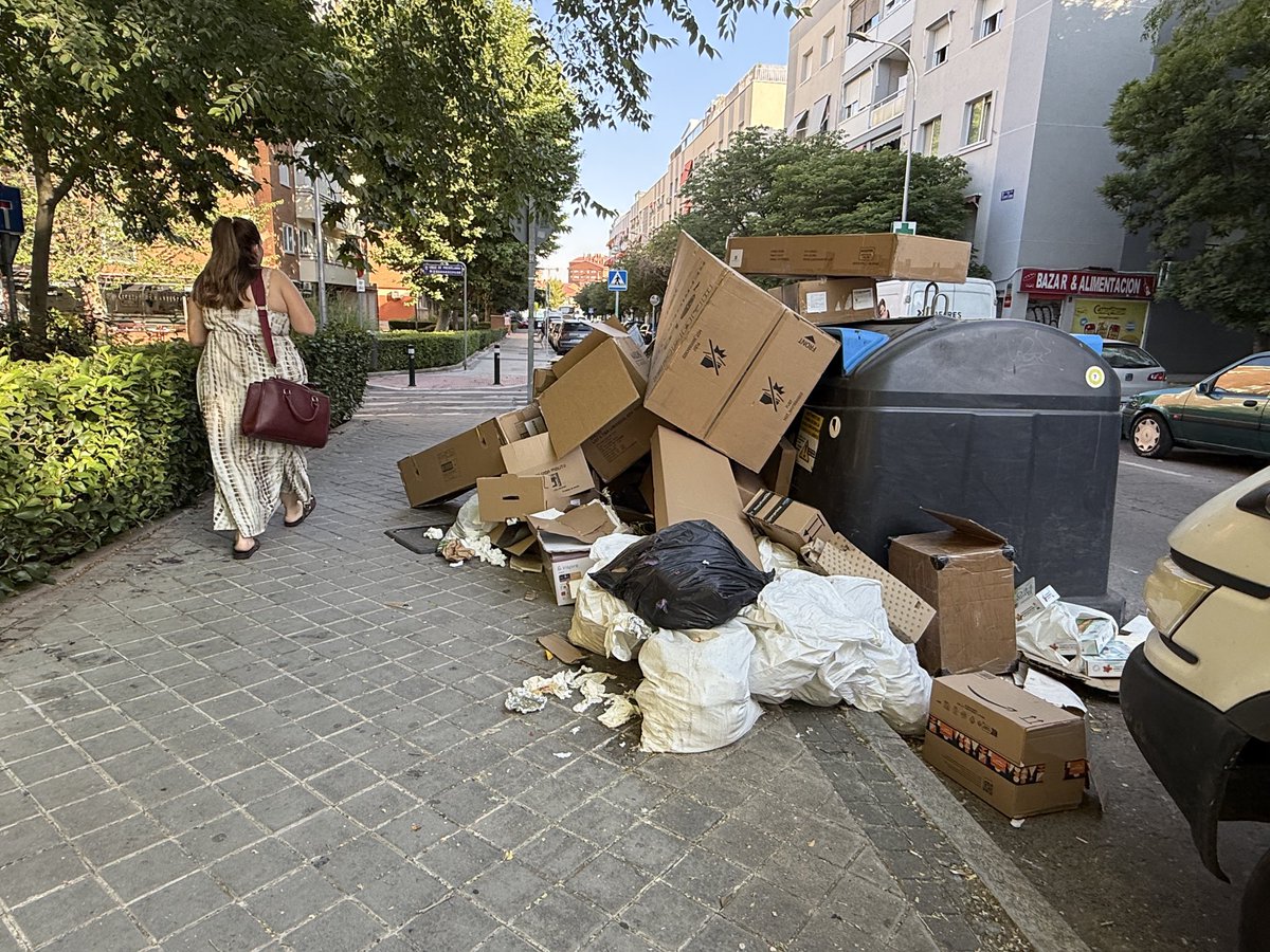 GuilleVisuals's tweet photo. @MADRID en calle Puentelarra 62 y en Martinez Olmedilla 9. Siempre, siempre hay escombros. Cuándo vais a actuar? https://t.co/V3vtCCEaem