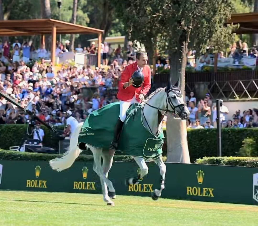 ItaliaTeam_it's tweet photo. Un'impresa scritta nel destino. Il GP Roma torna tricolore nell'anno dei Centenari FISE e Piazza di Siena 🇮🇹

Successo di Bucci in sella a Pallieter Vd N. Ranch: 24esima vittoria italiana nella storia della gara del CSIO Master D'Inzeo, 8 anni dopo quella di Lorenzo De Luca🏇

Che emozione, Piergiorgio!🏆

#ItaliaTeam @Sportequestri
