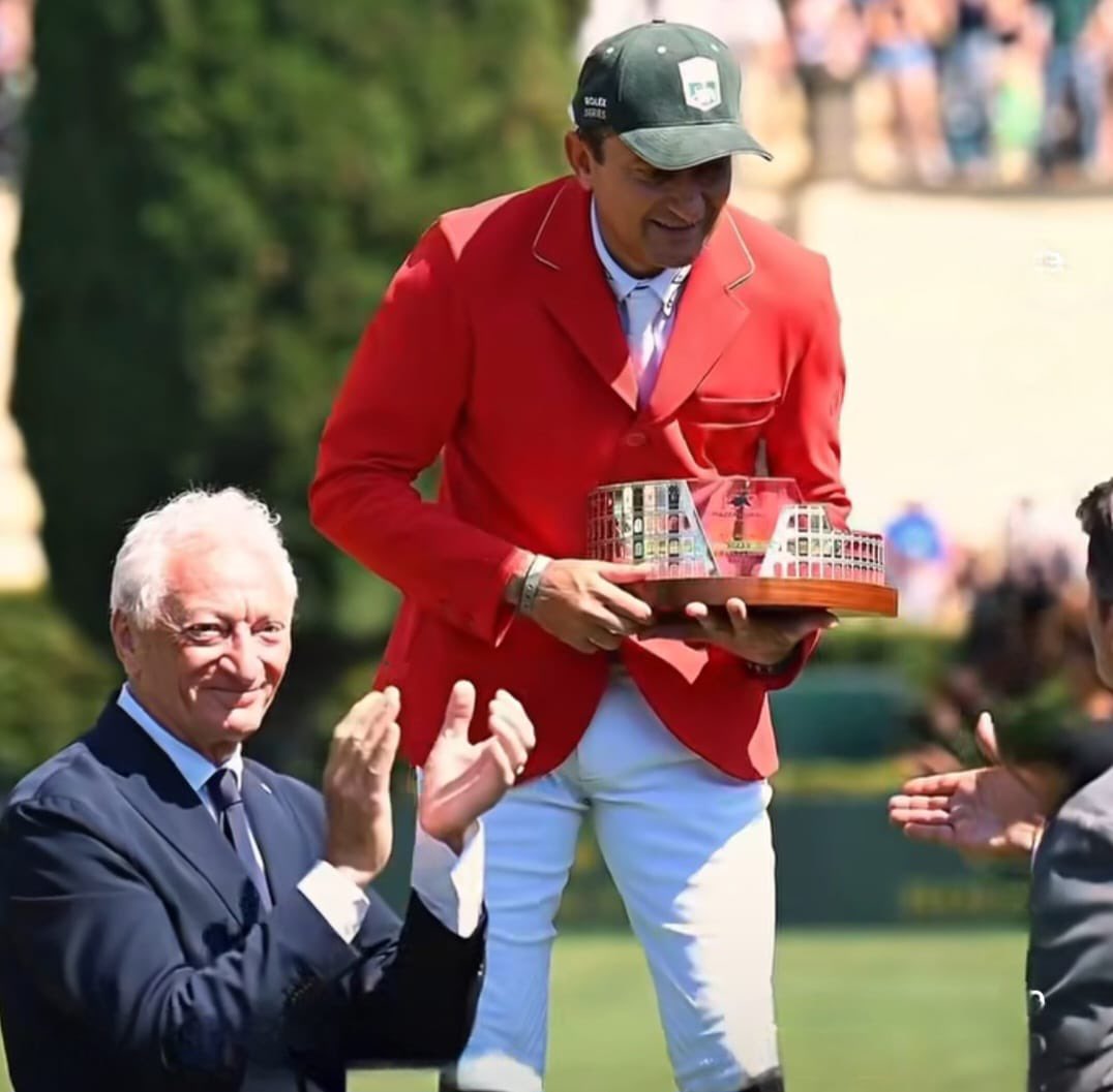 ItaliaTeam_it's tweet photo. Un'impresa scritta nel destino. Il GP Roma torna tricolore nell'anno dei Centenari FISE e Piazza di Siena 🇮🇹

Successo di Bucci in sella a Pallieter Vd N. Ranch: 24esima vittoria italiana nella storia della gara del CSIO Master D'Inzeo, 8 anni dopo quella di Lorenzo De Luca🏇

Che emozione, Piergiorgio!🏆

#ItaliaTeam @Sportequestri