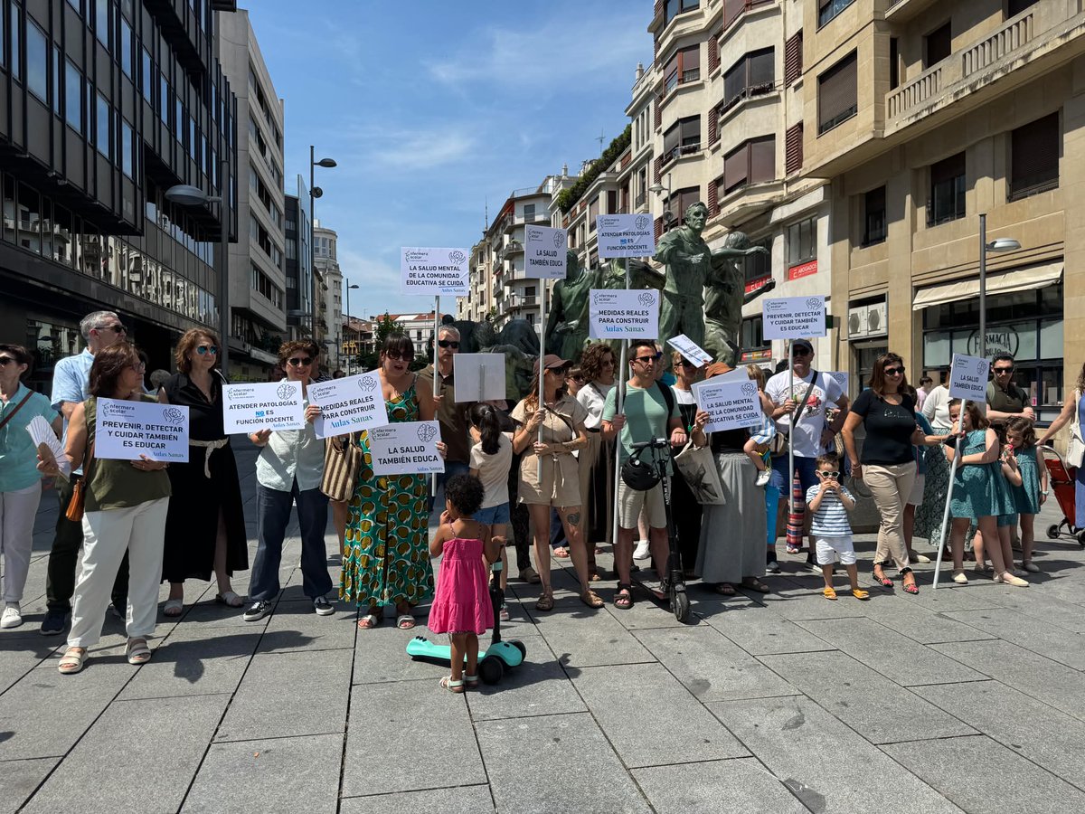 SATSECFNavarra's tweet photo. Concentración | Enfermera Escolar #AulasSanas
💚💙 Una alergia. Una diabetes. Una crisis de ansiedad. Una caída. Una señal que alguien debe saber detectar. La escuela convive cada día con necesidades de salud.
Por eso este sábado pedimos una enfermera escolar en cada centro https://t.co/c8Cr8eqgJD