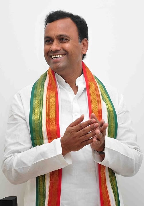 Gutha_Sukender's tweet photo. మునుగోడు నియోజకవర్గ ఎమ్మెల్యే శ్రీ కొమటిరెడ్డి రాజ్ గోపాల్ రెడ్డి గారికి హృదయపూర్వక జన్మదిన శుభాకాంక్షలు!

#happybirthday #komatireddyrajagopalreddy  #Munugode #MLA #Telangana https://t.co/QSoekLFBpI