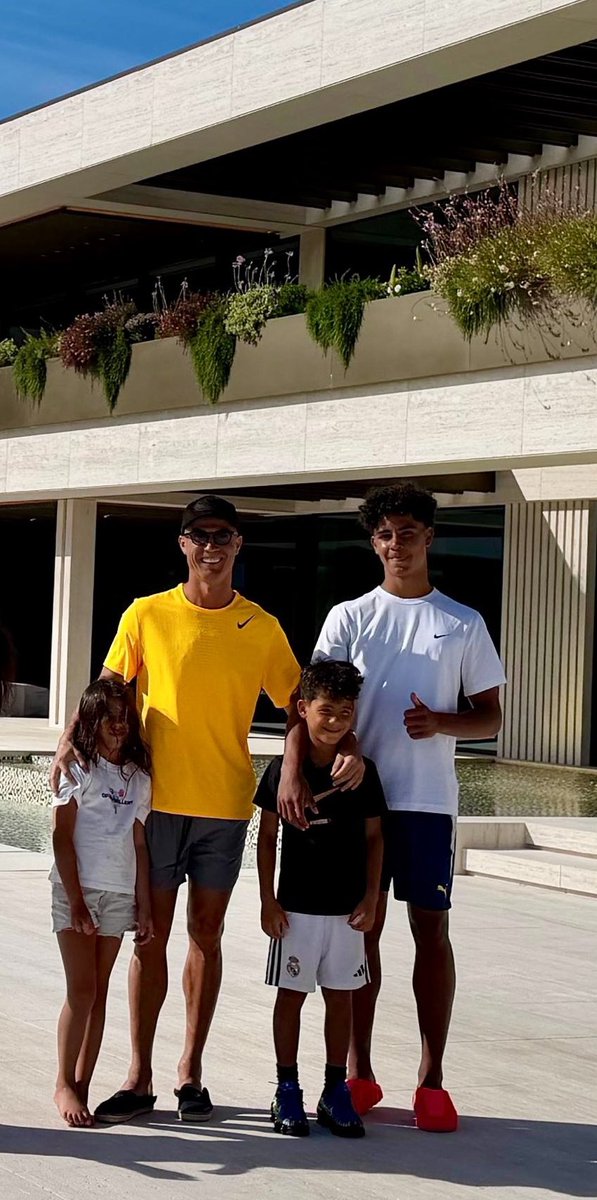 Magnetix_01's tweet photo. What if I tell y'all we're experiencing the growth of Jan Koller 2.0
Only God knows who TF Cristiano hit to give birth to this https://t.co/NJr7LIJfuX