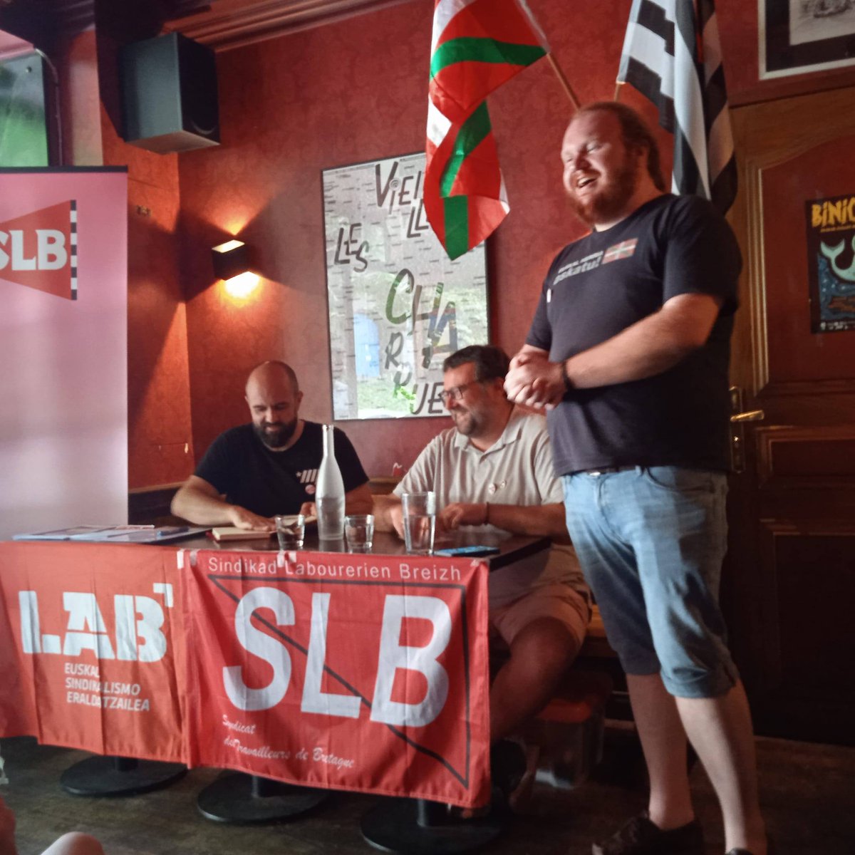 LAB_ieh's tweet photo. 👥 𝐁𝐢𝐥𝐤𝐮𝐫𝐚 𝐩𝐮𝐛𝐥𝐢𝐤𝐨𝐚 𝐁𝐫𝐞𝐭𝐚𝐧𝐢𝐚𝐧
Milesker SLBko lagunei gomitatzeagatik.
Elkartrukatzeko une hauek ezinbestekoak dira borrokarako eta aliantza estrategikoak eraikitzeko frantses Estatuari aurre egiteko.

✊ STOURMOMP BETEK AN TREC'H https://t.co/GqZfOf2BpL
