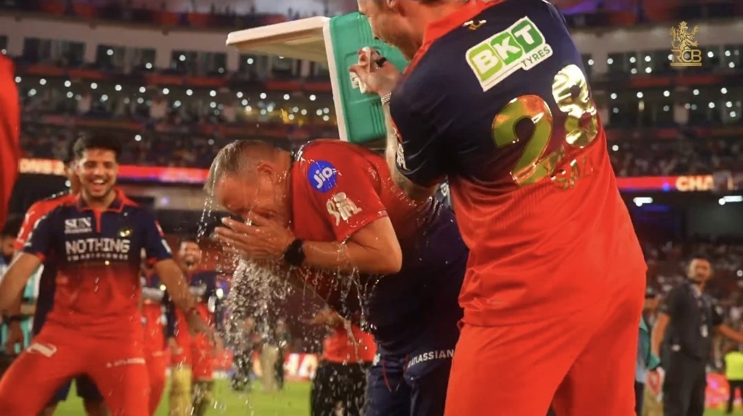 BreatheKohli's tweet photo. Abhinandan Singh held Coach Andy Flower in place while Salt and Tim carried the ice bucket and poured it over him. Now that's teamwork. 😂❤️ https://t.co/7rxDcbjqvs