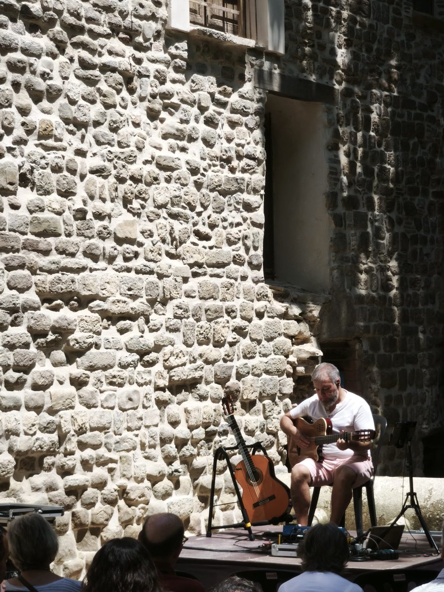 casesdoliba's tweet photo. Fotos | El So de les Cases celebra deu anys amb espais de Cases d'Oliba
El pati de l'Albergueria, la cripta de la Catedral de Vic i l'Arxiu Episcopal han acollit concerts d'Edgar Vilà, Anna Urpina, Miquel Cobos i Miquel Malirach.
📍 Agenda de Cases d'Oliba
https://t.co/p9jZiWaOjf https://t.co/Xeyc2FZvMn