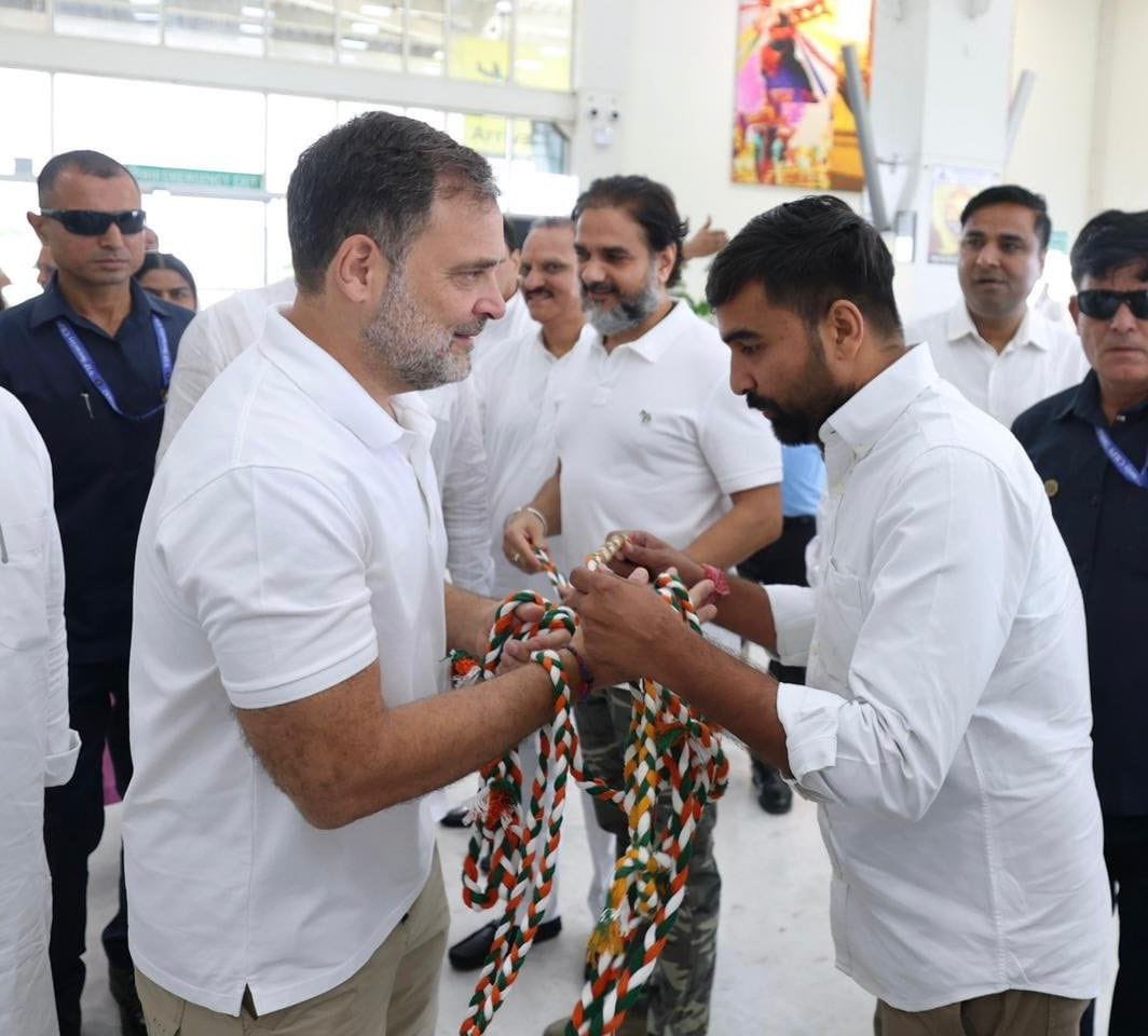AbhimanyuP00NIA's tweet photo. देश के युवा हृदय सम्राट, नेता प्रतिपक्ष आदरणीय श्री @RahulGandhi जी का राजस्थान पधारने पर किशनगढ़ हवाई अड्डे पर कांग्रेस राष्ट्रीय महासचिव, जनप्रिय नेता आदरणीय श्री @SachinPilot जी के साथ स्वागत किया। @INCIndia https://t.co/oKcWjGjgQG