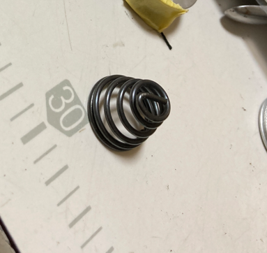 DejimaAT's tweet photo. 一枚めの画像のときは付いていた極太テンションスプリング。糸調子器を1個追加したあと最弱でも縫った上糸ピーンだったから普通の細いバネに交換しました。 https://t.co/p1YVkzVfZK