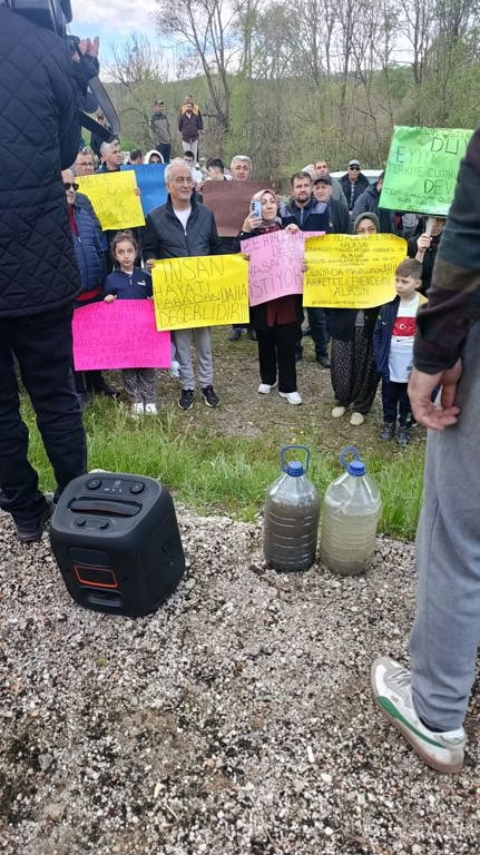 kuzeyormanlari's tweet photo. Bolu ayağa kalktı: "Bolu'dan Karadeniz'e zehir akıyor!"

Servet yığmak uğruna Gerede Çayı'nı ve 288 kilometre boyunca Kuzey Ormanları coğrafyasını zehirleyen sanayi patronlarını durdurun!

Bolu Gerede'de yurttaşlar ve doğa savunucuları, yıllardır Karma Organize Sanayi Bölgesi (OSB) ve Deri OSB atıklarıyla kirletilen Gerede Çayı için bir araya geldi.

Halkın sağlığını, çocuklarımızın geleceğini çalıyorlar!

Gerede Çayı Temiz Aksın Platformu (GEÇTAP) tarafından yapılan açıklamada yaptırılan analizlerde çaydaki suyun "çok kirli su" niteliğinde olduğu, bazı parametrelerin normal değerlerin yüzlerce kat üzerine çıktığı ve suda oksijen kalmadığının tespit edildiği belirtildi.

Platform ayrıca bütün raporlara, davalara ve bilimsel verilere rağmen Gerede Çayı'nın kirletilmeye devam ediğini açıkladı.

Kuzey Ormanları'nın Gerede mevkilerinden başlayan bu zehirli akış; Eskipazar, Çerkeş, Ovacık, Karabük, Yenice ve Çaycuma'dan geçerek Filyos üzerinden Karadeniz'e ulaşıyor.

Batı Karadeniz coğrafyası artık madenlerin, taş ocaklarının ve ağır sanayinin tahrip yükünü taşıyamıyor. Ekolojik eşikler çoktan yıkılıp geçildi.

Gerede Çayı ve tüm nehirlerimiz temiz akana, #KuzeyOrmanlarıYıkımınaSon verilene kadar mücadele etmeye devam edeceğiz.

https://t.co/OW5iIF018Z
