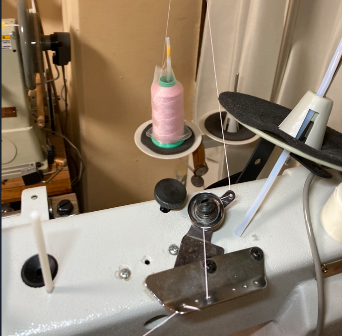 DejimaAT's tweet photo. 糸巻き器の糸調子器外してミシン上部につけました。ボビン巻きはドリルドライバーしか使わないです。 https://t.co/tmAQ84HJG3